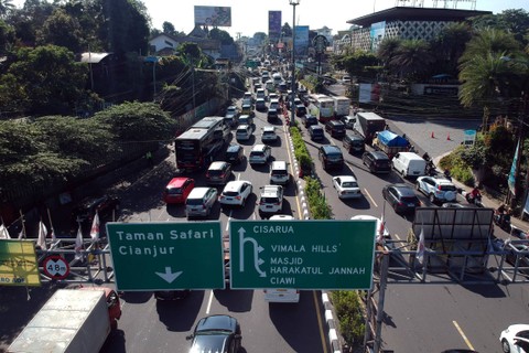 Foto udara kepadatan kendaraan saat diberlakukan rekayasa lalu lintas sistem satu arah di jalur wisata Puncak, Simpang Gadog, Ciawi, Kabupaten Bogor, Jawa Barat, Kamis (1/6/2023). Foto: Yulius Satria Wijaya/ANTARA FOTO