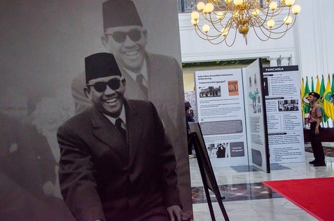 Aparatur Sipil Negara berpose saat mengikuti Fashion Show mirip presiden pertama Republik Indonesia Ir. Sukarno pada acara Pekan Bung Karno dan Bangkit Fest 2023 di Gedung Sate, Bandung, Jawa Barat, Kamis (1/6/2023). Foto: Novrian Arbi/ANTARA FOTO
