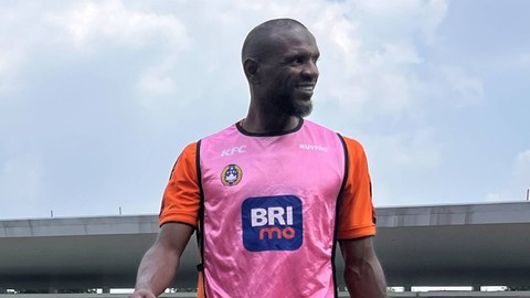 Eric Abidal saat memberikan pelatihan kepada calon pemain Timnas Indonesia U-16 di Stadion Madya Senayan, Jakarta, Kamis (1/6). Foto: Ananta Erlangga/kumparan
