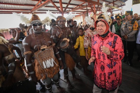 Menteri Sosial Tri Rismaharini di penyerahan bantuan di Distrik Agats, Kabupaten Asmat, Papua Selatan, Kamis (1/6/2023) Foto: Aditya Pradana Putra/ANTARA FOTO