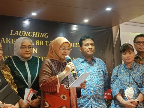 Menteri Ketenagakerjaan Ida Fauziyah menerbitkan Keputusan Menteri Ketenagakerjaan (Kepmenaker) No 88 Tahun 2023 di Kantor Apindo daerah Permata Kuningan, Kamis (1/6/2023).    Foto: Ghinaa Rahmatika/kumparan