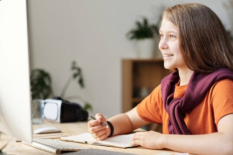 Ilustrasi Contoh Soal PAT Bahasa Inggris Kelas 10 Semester 2. Sumber: Pexels.com/Julia M Cameron