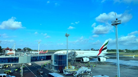 Pesawat penumpang terbesar di dunia, Airbus A380-800, akan mendarat perdana di Bandara I Gusti Ngurah Rai, Bali, Kamis (1/6).  Foto: Fariza Rizky Ananda/kumparan