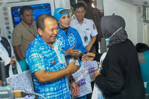 Bupati Jember Hendy Siswanto meresmikan operasi perdana Kereta Api (KA) Pandalungan di Stasiun Daop 9 Jember, Jawa Timur, Kamis (1/6/2023).  Foto: Pemkab Jember