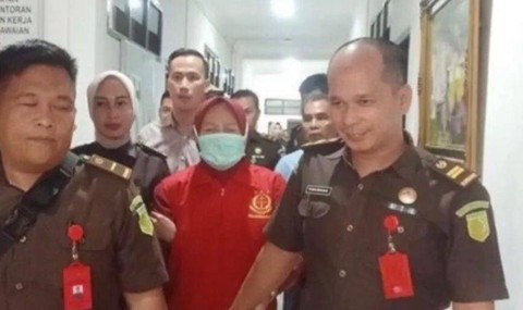 Yuliah Diah Eka Lestari, Kepala Desa Sumber Baru, OKI, menangis saat ditangkap tim penyidik Kejari setempat. (ist)