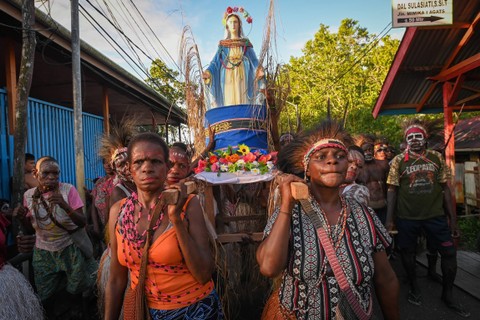 Sejumlah umat Katolik melakukan perarakan patung Bunda Maria di Distrik Agats, Kabupaten Asmat, Papua Selatan, Kamis (1/6/2023). Foto: Aditya Pradana Putra/ANTARA FOTO