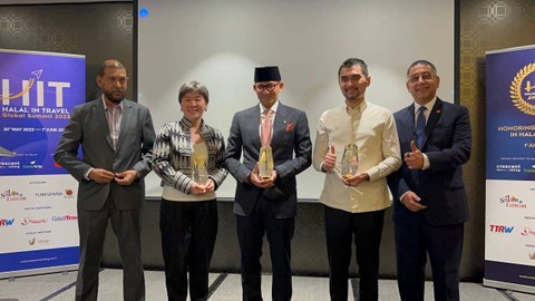 Menparekraf Sandiaga Uno ketika menerima penghargaan Mastercard Crescent Rating Global Muslim Travel Index 2023 di Singapura pada Kamis (1/6/2023). Foto: Dok. Istimewa