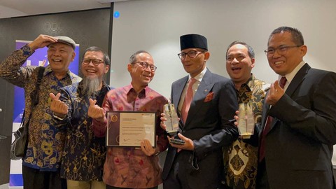 Menparekraf Sandiaga Uno ketika menerima penghargaan Mastercard Crescent Rating Global Muslim Travel Index 2023 di Singapura pada Kamis (1/6/2023). Foto: Dok. Istimewa