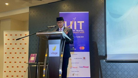 Menparekraf Sandiaga Uno ketika menerima penghargaan Mastercard Crescent Rating Global Muslim Travel Index 2023 di Singapura pada Kamis (1/6/2023). Foto: Dok. Istimewa