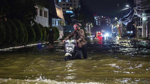 Jakarta semakin rentan terhadap banjir rob akibat perpaduan antara penurunan muka tanah dan kenaikan permukaan laut.