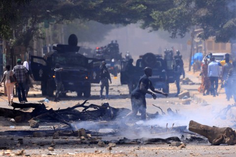 Sebuah mobil terbakar saat bentrokan antara pasukan keamanan dan mahasiswa serta pendukung pemimpin oposisi Senegal Ousmane Sonko, setelah Sonko dijatuhi hukuman penjara di Dakar, Senegal, Kamis (1/6/2023). Foto: Zohra Bensemra/REUTERS