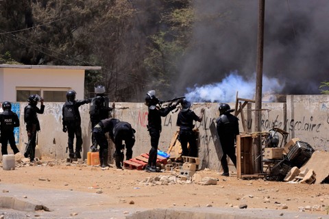 Aparat keamanan bentrok dengan mahasiswa dan pendukung pemimpin oposisi Senegal Ousmane Sonko, setelah Sonko dijatuhi hukuman penjara di Dakar Senegal, Kamis (1/6/2023). Foto: Zohra Bensemra/REUTERS