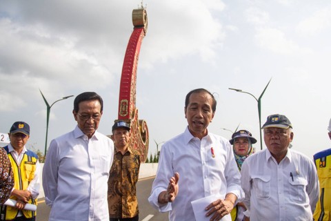Presiden Joko Widodo (dua kanan) bersama Gubernur DIY Sri Sultan HB X (dua kiri) memberikan keterangan kepada wartawan saat peresmian Jembatan Kretek 2 di Bantul, DI Yogyakarta, Jumat (2/6/2023). Foto: Hendra Nurdiyansyah/ANTARA FOTO