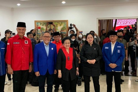 Ketua Umum PAN Zulkifli Hasan bersama Ketua Umum PDIP Megawati Soekarnoputri, Ketua DPP PDIP Puan Maharani dan bacapres Ganjar Pranowo usai pertemuan di Kantor DPP PDIP, Jakarta, Jumat (2/6/2023).  Foto: Paulina Herasmaranindar/kumparan
