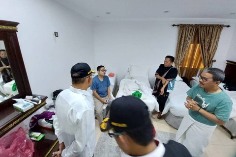 Menko PMK Muhadjir Effendy bertemu jemaah haji 2023 di Arab Saudi. Foto: MCH 2023