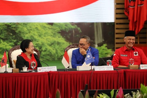 Ketua Umum PAN Zulkifli Hasan bersama Ketua Umum PDIP Megawati Soekarnoputri dan bacapres Ganjar Pranowo saat pertemuan di Kantor DPP PDIP, Jakarta, Jumat (2/6/2023).   Foto: PDIP