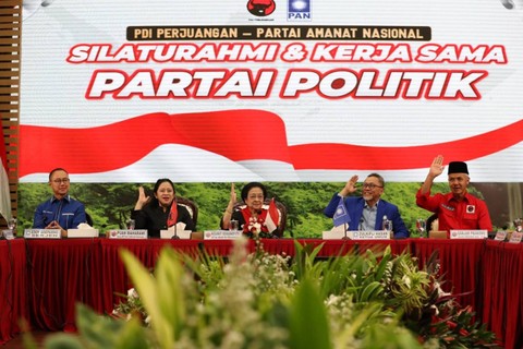 Ketua Umum PAN Zulkifli Hasan bersama Ketua Umum PDIP Megawati Soekarnoputri, Ketua DPP PDIP Puan Maharani dan bacapres Ganjar Pranowo saat pertemuan di Kantor DPP PDIP, Jakarta, Jumat (2/6/2023).   Foto: PDIP