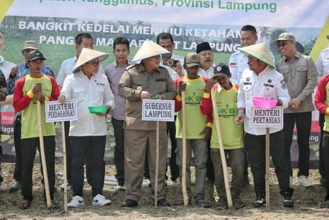 Menteri Pertanian Syahrul Yasin Limpo dan Menteri Perdagangan Zulkifli Hasan didampingi Gubernur Lampung Arinal Djunaidi melakukan penanaman kedelai di Tanggamus, Lampung. | Foto : Dok. Pemprov Lampung