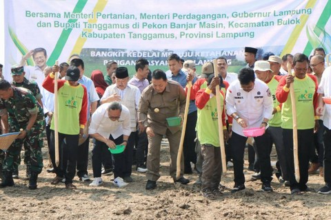 Menteri Pertanian Syahrul Yasin Limpo dan Menteri Perdagangan Zulkifli Hasan didampingi Gubernur Lampung Arinal Djunaidi melakukan penanaman kedelai di Tanggamus, Lampung. | Foto : Dok. Pemprov Lampung