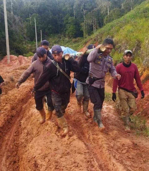 Evakuasi driver ojek yang meninggal di wilayah Mabusa. Foto: Dok. Istimewa