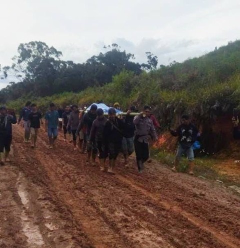 Evakuasi driver ojek yang meninggal di wilayah Mabusa. Foto: Dok. Istimewa
