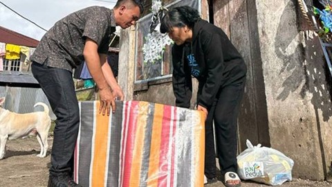 Penyerahan bantuan dari PLN Peduli untuk korban bencana angin puting beliung di Kabupaten Minahasa.