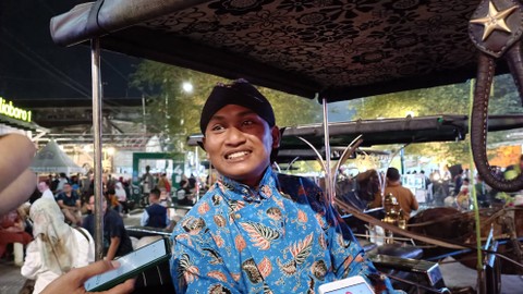 Presiden Jokowi bersama keluarga saat naik andong di Malioboro, Jumat (2/6). Foto: Arfiansyah Panji Purnandaru/kumparan