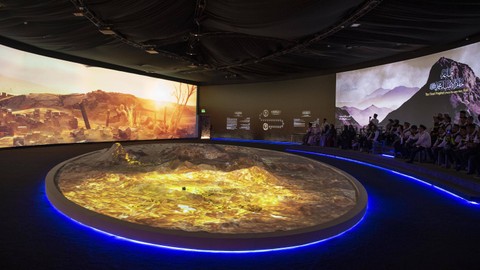 Pengunjung mengamati layar yang menceritakan sejarah para nabi saat mengunjungi Museum Wahyu, di Hira Cultural Distric, Makkah, Arab Saudi, Jumat (2/6/2023). Foto: ANTARA FOTO/Wahyu Putro A