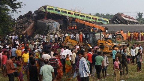 Warga berkerumun di lokasi tabrakan kereta di distrik Balasore di negara bagian timur Odisha, India, 3 Juni 2023. Foto: REUTERS/Stringer