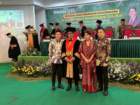 Henry Yosodiningrat, Anak Gaul Yang Raih Gelar Profesor Unissula Foto: Dok. Istimewa