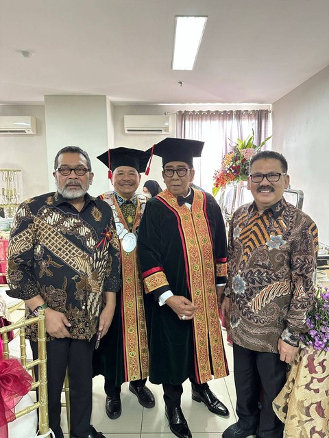 Henry Yosodiningrat, Anak Gaul Yang Raih Gelar Profesor Unissula Foto: Dok. Istimewa