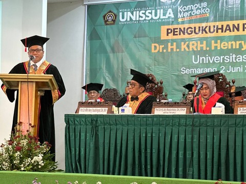 Henry Yosodiningrat, Anak Gaul Yang Raih Gelar Profesor Unissula Foto: Dok. Istimewa