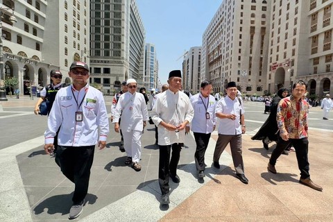 Menko PMK Muhadjir Effendy berkunjung ke Masjid Nabawi, d Madinah, Arab Saudi, Sabtu (3/6/2023). Foto: Dok. MCH 2023