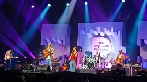 Penampilan Adhitia Sofyan di panggung Java Jazz Festival 2023, Sabtu (3/6/2023). Foto: Aprilandika Pratama/kumparan