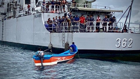 TNI AL selamatkan ayah dan anak yang terombang-ambing 2 hari di laut, di perairan Salawati, 10 Nm (Nautical Mile) sebelah Barat Pulau Papua. Foto: Dok. Dispen Koarmada III