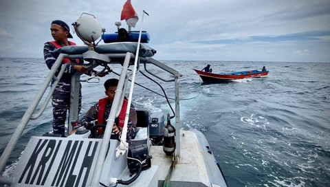 TNI AL selamatkan ayah dan anak yang terombang-ambing 2 hari di laut, di perairan Salawati, 10 Nm (Nautical Mile) sebelah Barat Pulau Papua. Foto: Dok. Dispen Koarmada III