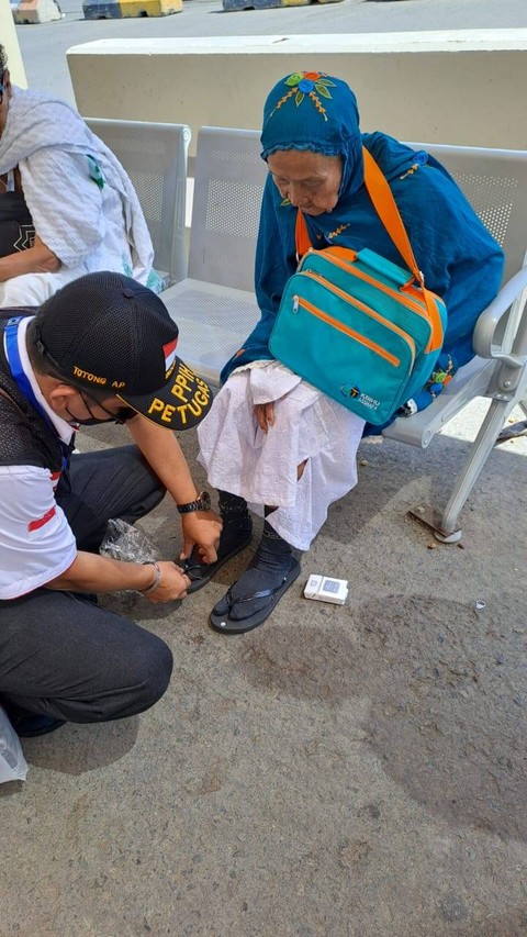 Penanganan pertama bagi jemaah haji yang mengalami kaki melepuh oleh tim PKP3JH. Foto: Dok. MCH 2023