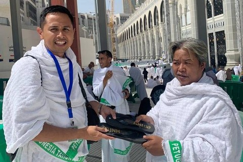 Penanganan pertama bagi jemaah haji yang mengalami kaki melepuh oleh tim PKP3JH. Foto: Dok. MCH 2023