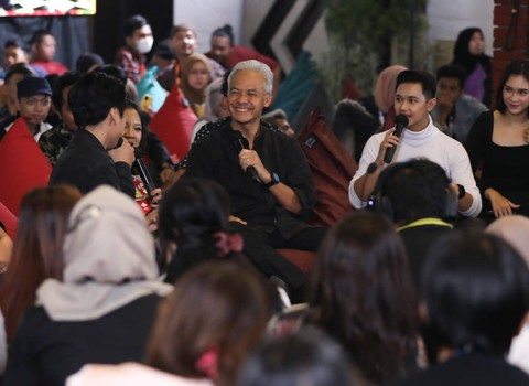 Bakal calon Presiden 2024 dari PDIP, Ganjar Pranowo bersama influencer, tiktokers, milenial, dan gen Z dalam acara 'Creative Healing' di Famouz Cafe, Jalan Tuparev 88A, Pilangsari, Kedawung, Cirebon, Sabtu (3/6/2023). Foto: Dok. Istimewa