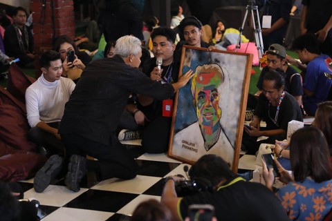 Lukisan dari bahan daur ulang oleh gen Z Cirebon untuk Ganjar Pranowo. Foto: Dok. Istimewa