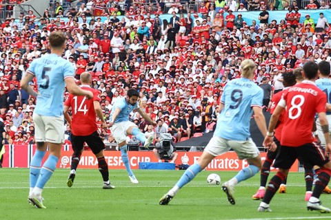 Pemain Manchester City Ilkay Gundogan mencetak gol kedua mereka saat hadapi Manchester United di Stadion Wembley, London, Inggris, Sabtu (3/6/2023). Foto: Carl Recine/REUTERS