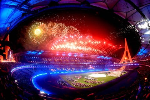 Pesta kembang api saat pembukaan ASEAN Para Games 2023 Kamboja di Stadion Morodok Techo National Stadium, Phnom Penh, Kamboja, Sabtu (3/6/2023).  Foto: Zabur Karuru/ANTARA FOTO