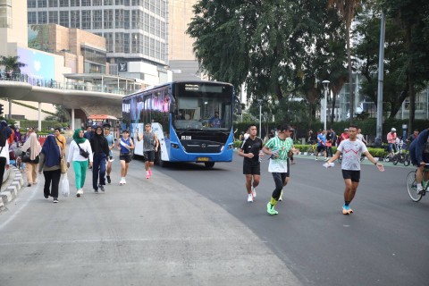 Sejumlah warga berolahraga di kawasan Bundaran Hotel Indonesia pada Minggu, (4/6/2023). Foto: Fitra Andrianto/kumparan
