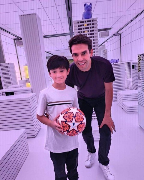 Rafathar saat bertemu dengan Ricardo Kaka. Foto: Instagram/@raffinagita1717