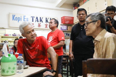 Ganjar Pranowo cukur rambut hingga kunjungi vihara sambil lari pagi di Glodok, Jakbar.  Foto: Dok. Istimewa