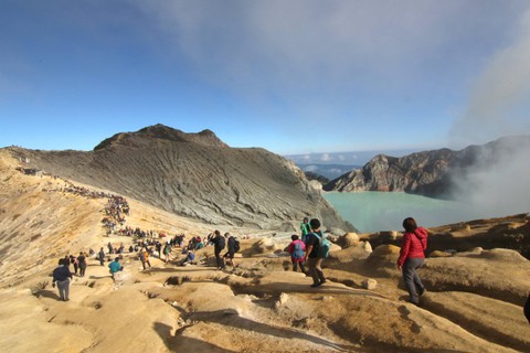 Pengunjung melihat kawah dari kaldera Gunung Ijen di Banyuwangi, Jawa Timur, Foto: Budi Candra Setya/ANTARA FOTO