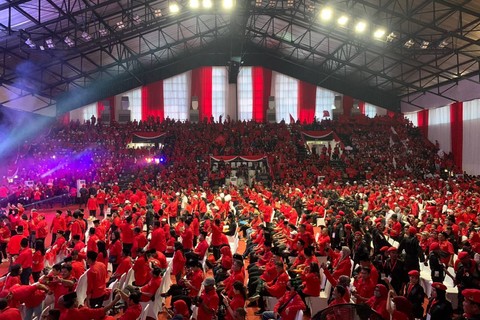Suasana acara konsolidasi PDI Perjuangan DKI Jakarta di Basketball Hall, Jakarta, Minggu (4/6). Foto: Luthfi Humam/kumparan