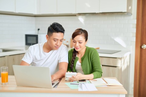 Ilustrasi mengatur keuangan bersama pasangan. Foto: Shutterstock
