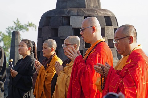 Sejumlah biksu memimpin puja bakti saat doa pagi Waisak di Candi Borobudur, Magelang, Jawa Tengah, Minggu (4/6/2023). Foto: Anis Efizudin/ANTARA FOTO