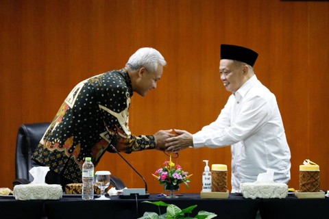 Gubernur Jawa Tengah Ganjar Pranowo dan Staf Khusus Wakil Presiden Imam Aziz dalam FGD Optimalisasi Koperasi untuk Penanggulangan Kemiskinan di Magelang, Kamis (25/5). Foto: Dok. Rumekso Setyadi